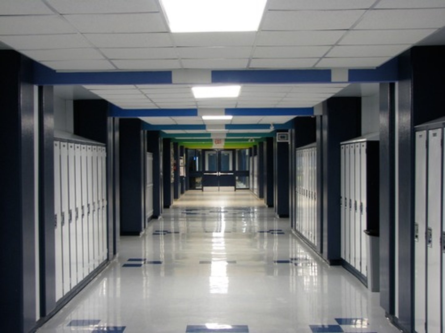 <p>hallway; aisle</p>