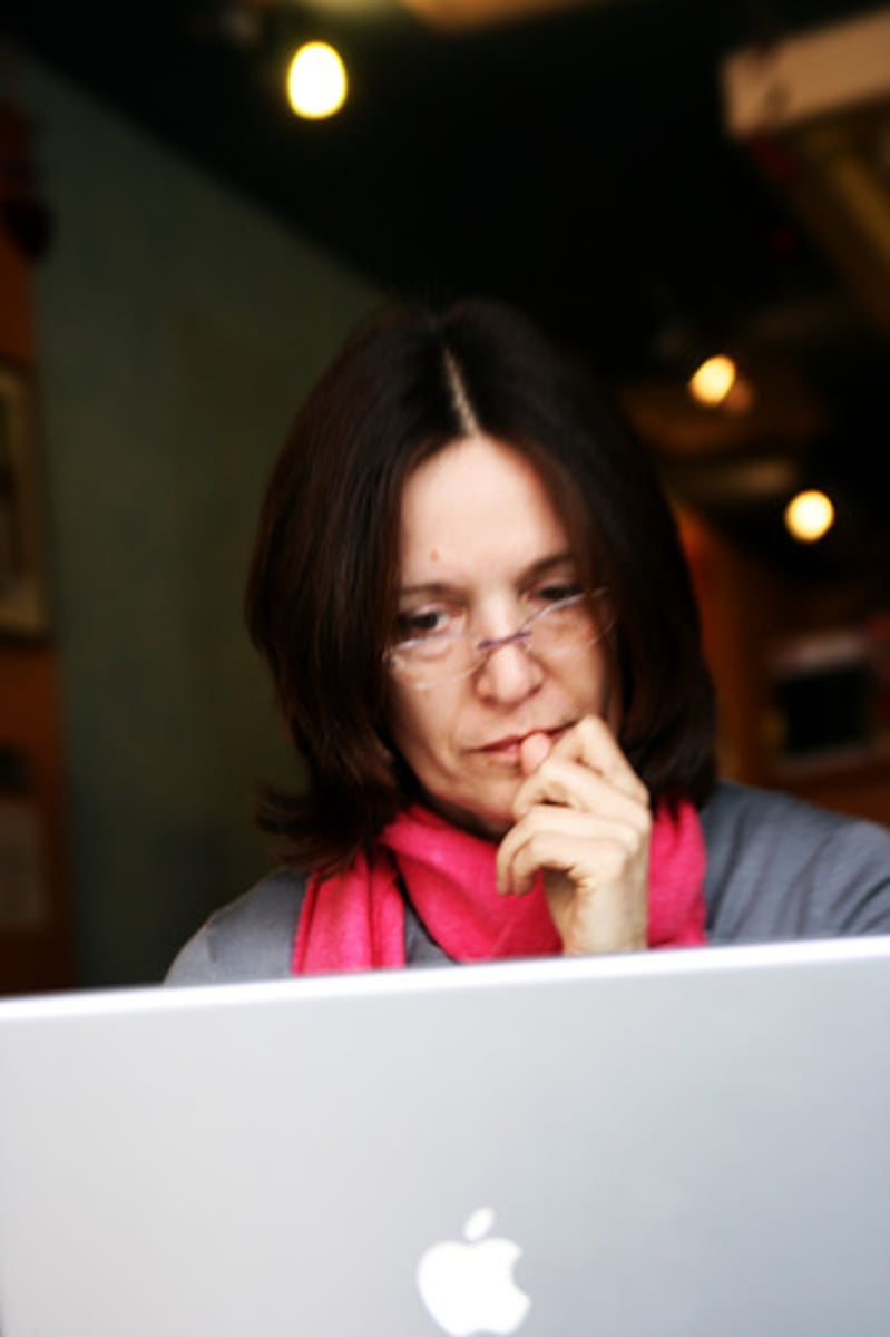 <p>зважувати варіанти(to think carefully about the advantages or disadvantages of a situation before making a decision: I'm weighing up my options before I decide to apply for the job.)</p>