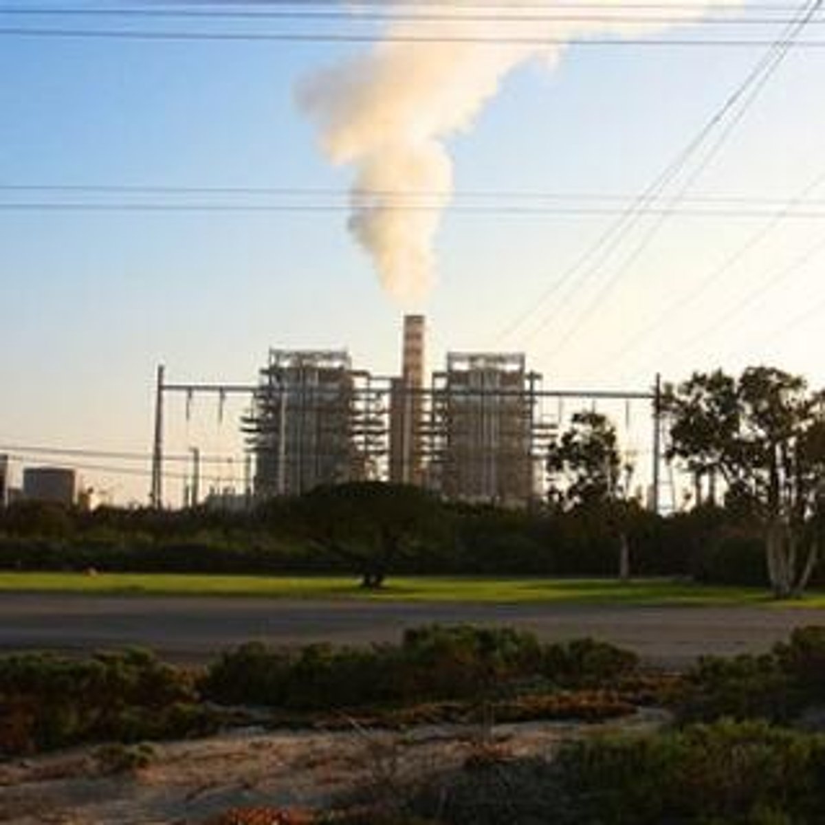 <p>phát ra, tỏa ra</p>