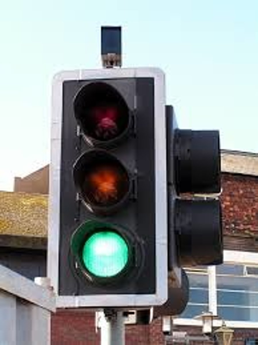 <p>đèn xanh (The green light means go. - Đèn xanh có nghĩa là đi.)</p>