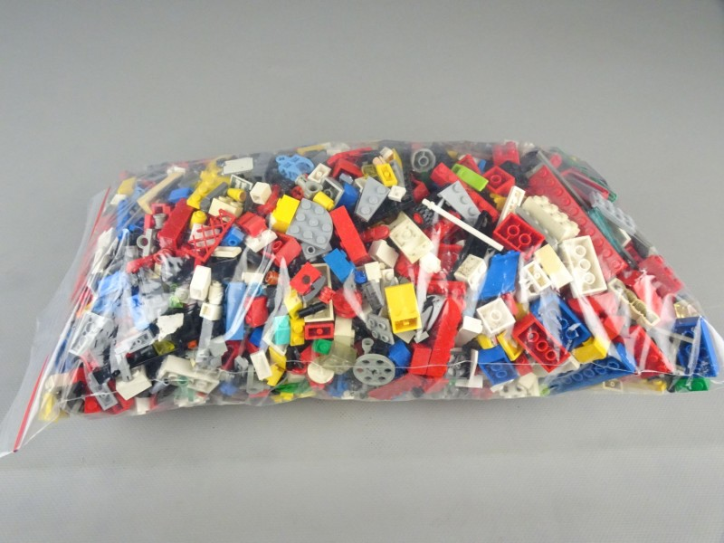 <p>piepkleine bouwstenen (zoals water of suikers). Denk aan de <strong>LEGO-steentjes</strong>. </p>