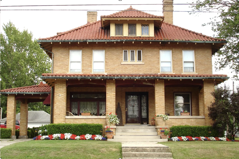 <ul><li><p class="p1">Low pitched roof, typically hipped</p></li></ul><p class="p1">with overhanging eaves</p><ul><li><p class="p1">Usually two story with occasional one story wings added</p></li><li><p class="p2">Details emphasize horizontal lines</p></li></ul><p></p>