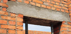 <p>A <strong>horizontal structural member (such as a beam)</strong> over an opening that<strong> carries the weight of the wall above it; </strong>usually of steel, stone, or wood.</p>