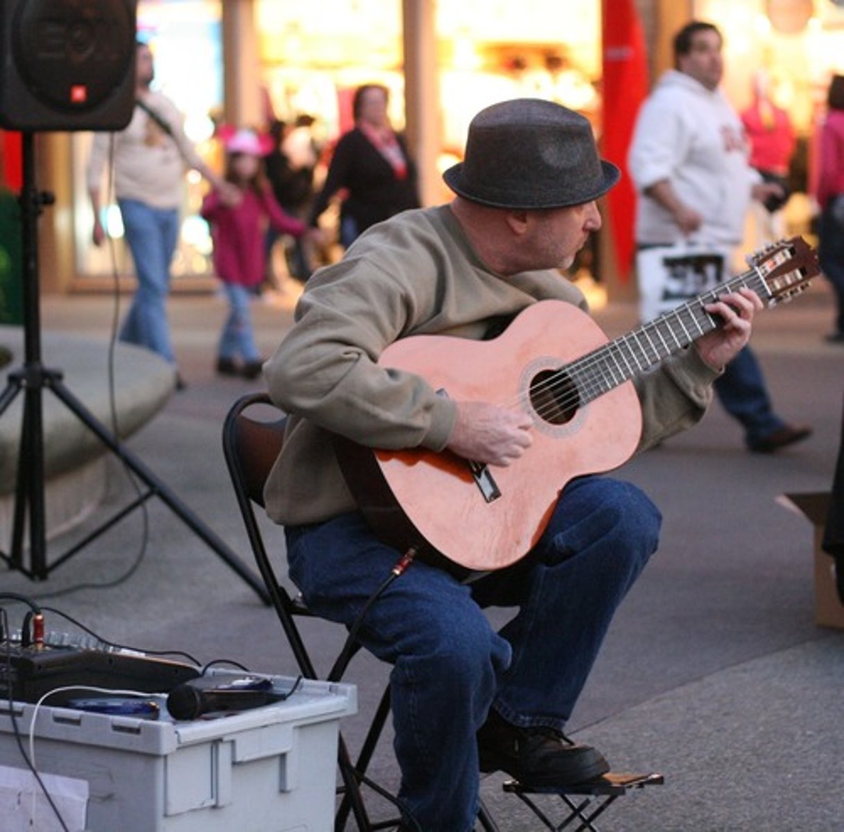 <p>a person who performs music in a public place and asks for money from people passing by (nghệ sĩ biểu diễn đường phố)</p><p>ex: The ... was playing a soulful melody on his saxophone.</p>