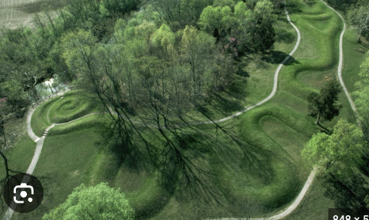<p>GREAT SERPENT MOUND</p>