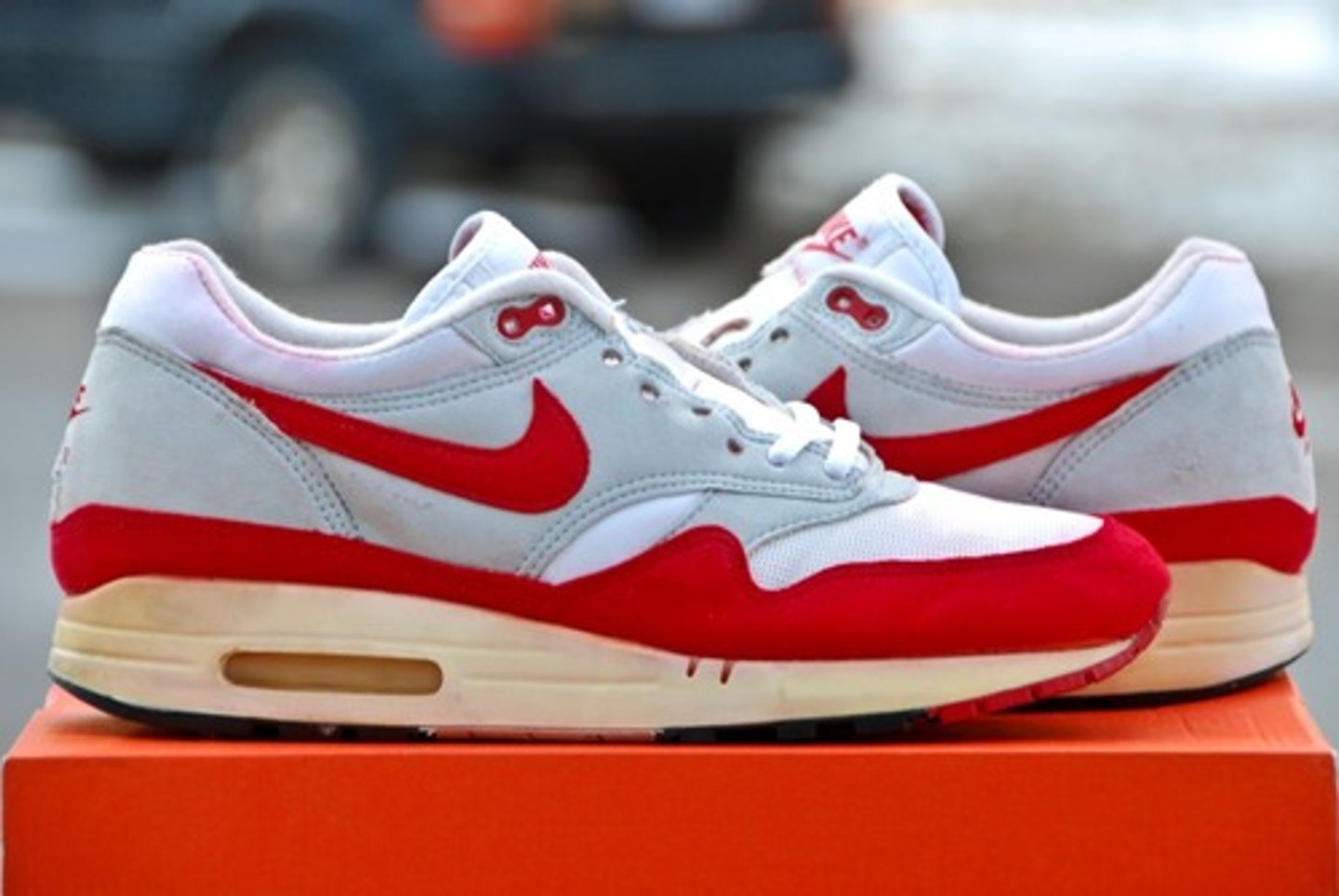 <p>tennis shoes</p>