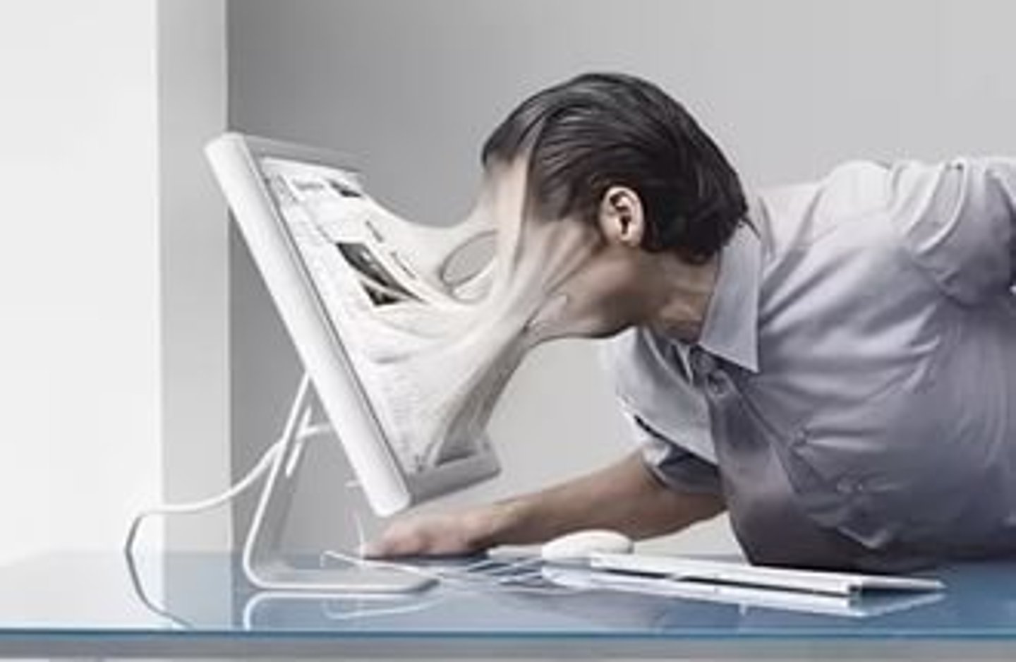 <p>Raúl _______________________ a su computadora</p>