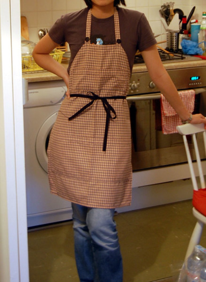 <p>A protective cloth worn over clothes while cooking or working.</p>