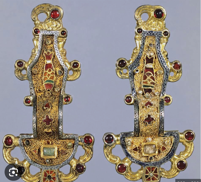 <p>MEROVINGIAN LOOPED FIBULAE</p>