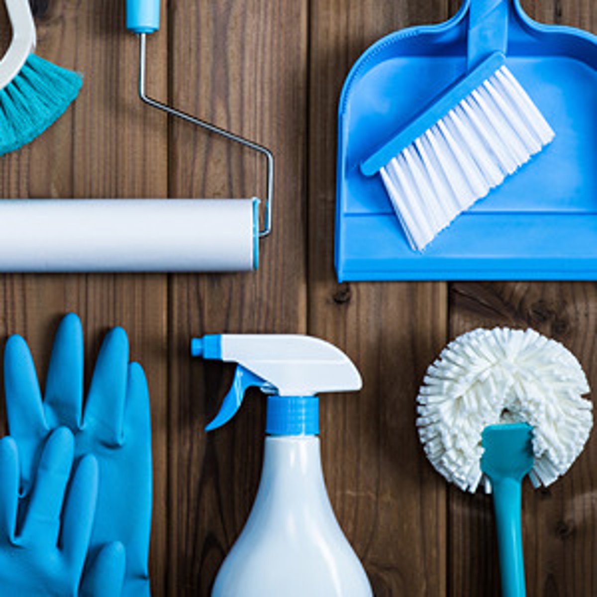 <p>(n) 1. Personal belongings.</p><p>2. Equipment associated with a particular activity.</p>