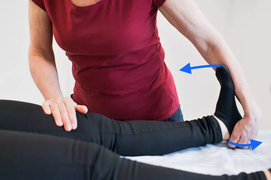 <p>Ena handen på femur över knäet, andra handen under hälen och stötta framfoten med underarmen </p><p>Böj fotleden uppåt med rakt knä. </p><p>Håll en stund och stretcha</p><p><em>Extenderat knä + platarflex = gastrocnemicus</em></p>