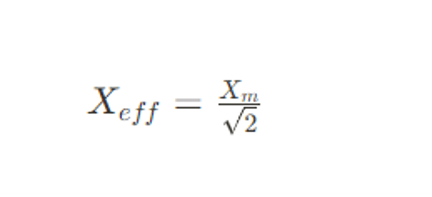 <p>Calcul avec la <strong>valeur efficace</strong> : <strong>X<sub>eff</sub> = X<sub>m</sub> / racine(2)</strong></p><p></p><p>-> la valeur efficace correspond à la valeur du courant<em> ou tension </em>continue produisant le même effet Joule dans une résistance</p><p>-> la valeur efficace se mesure avec un voltmètre en mode <strong>CA </strong>(courant continu) sinon il indique 0 (en mode CC)</p>