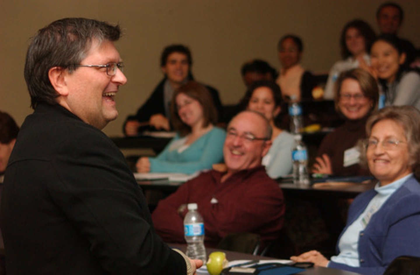 <p>make audience laugh or clap very loudly</p>