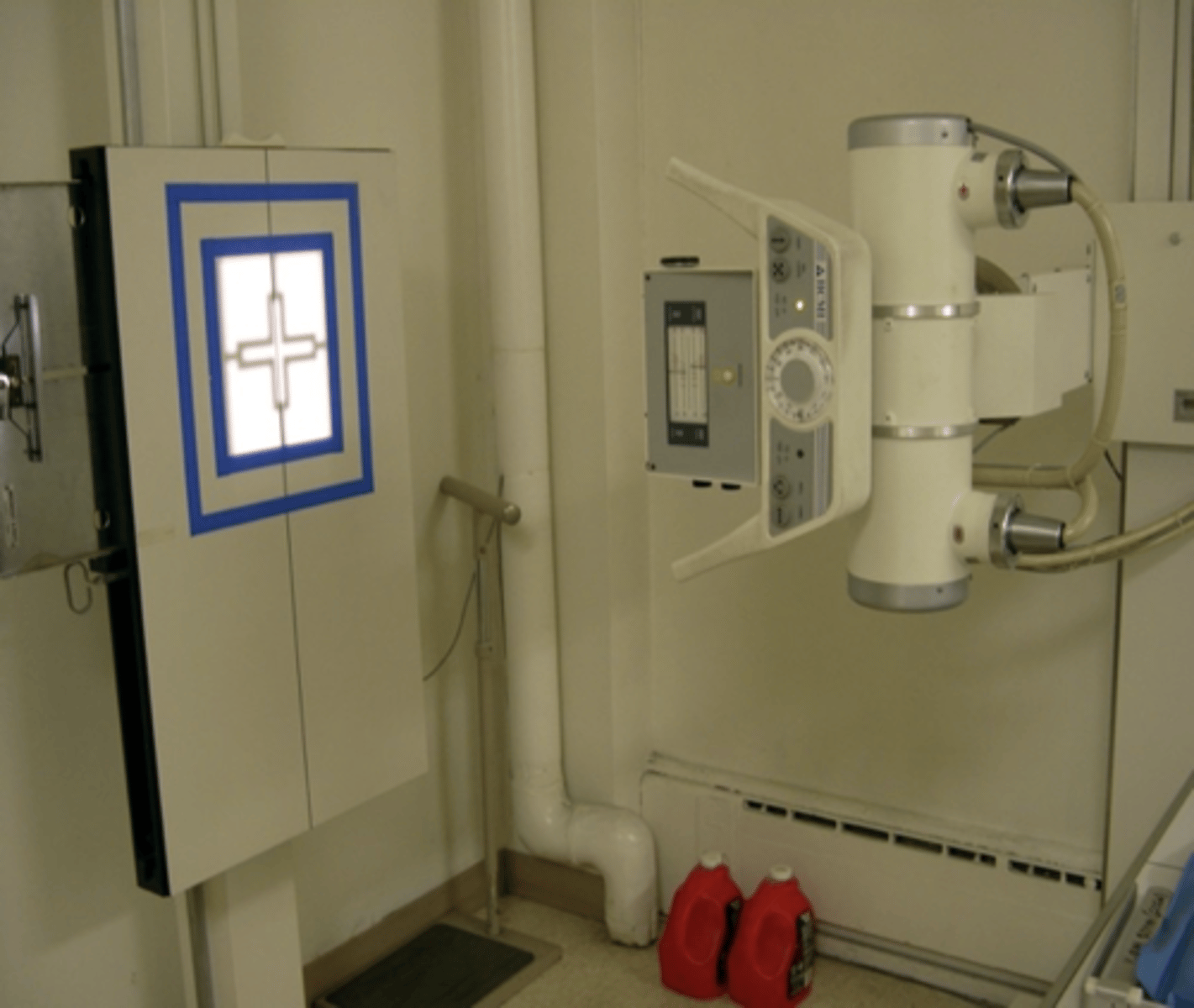 <p>_____ is used to restrict the size and shape of the x-ray beam and to reduce patient exposure</p>