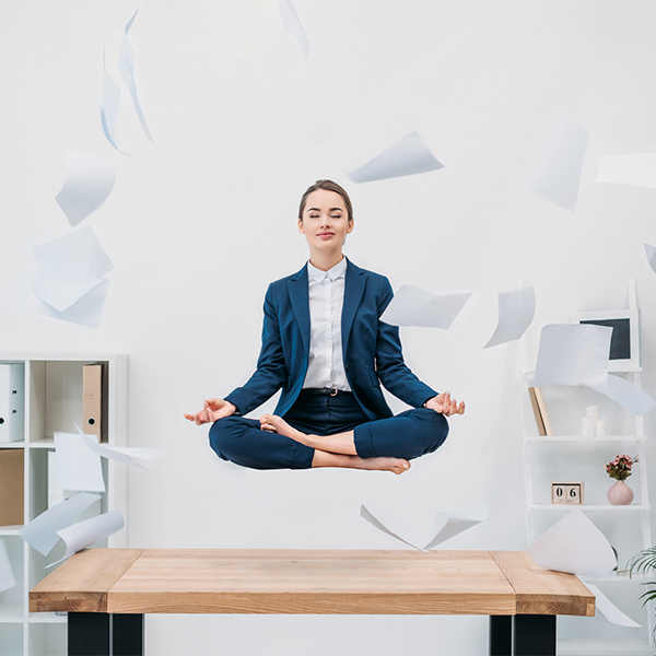 <p>tranquilo, con autocontrol, <strong>control interno, calma real</strong></p>