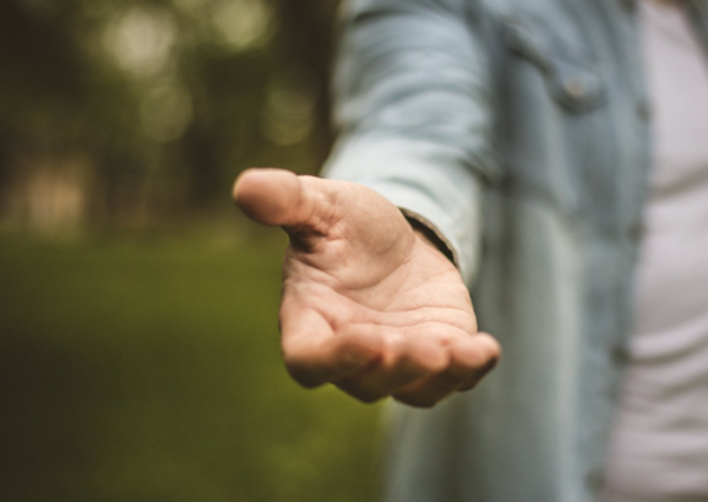 <p>Can you _____ me carry these bags?</p>