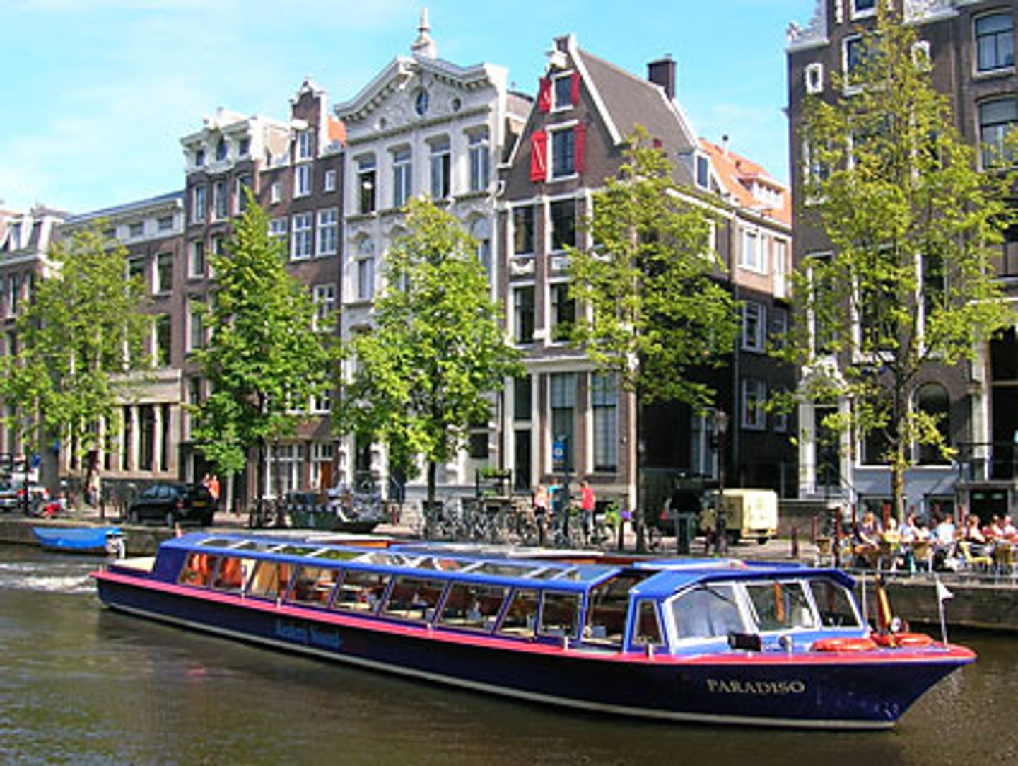 <p>du ngoạn trên kênh</p>