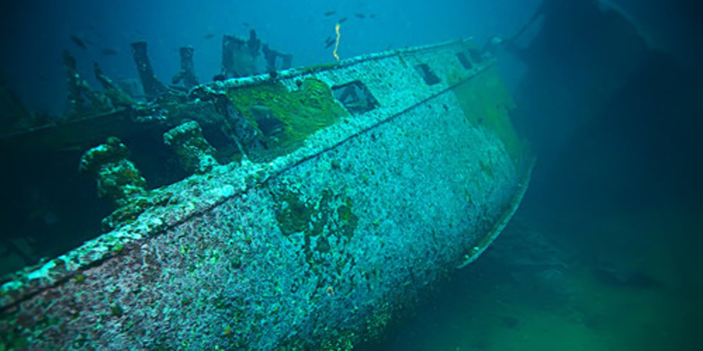 <p>enterré (buried, sunken)</p>