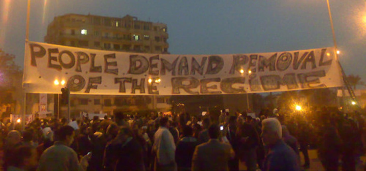<p>thay đổi chế độ</p><p>ex: the us is demanding regime change and has pledged to support the people of the country should they rise up in arms against their leaders.</p>