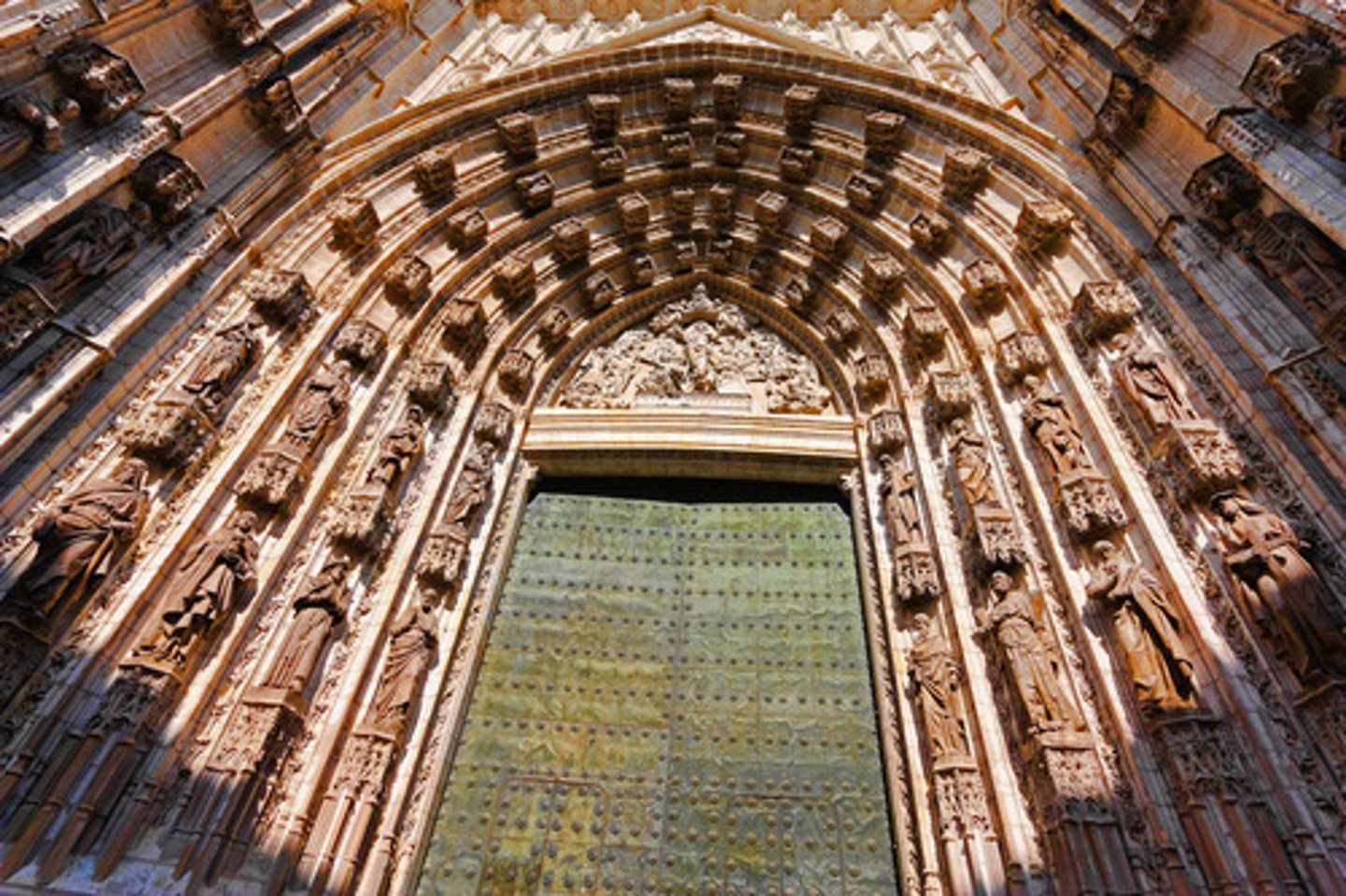 <p>Elaborately carved decorative moldings that run along the curve of an archway.</p>