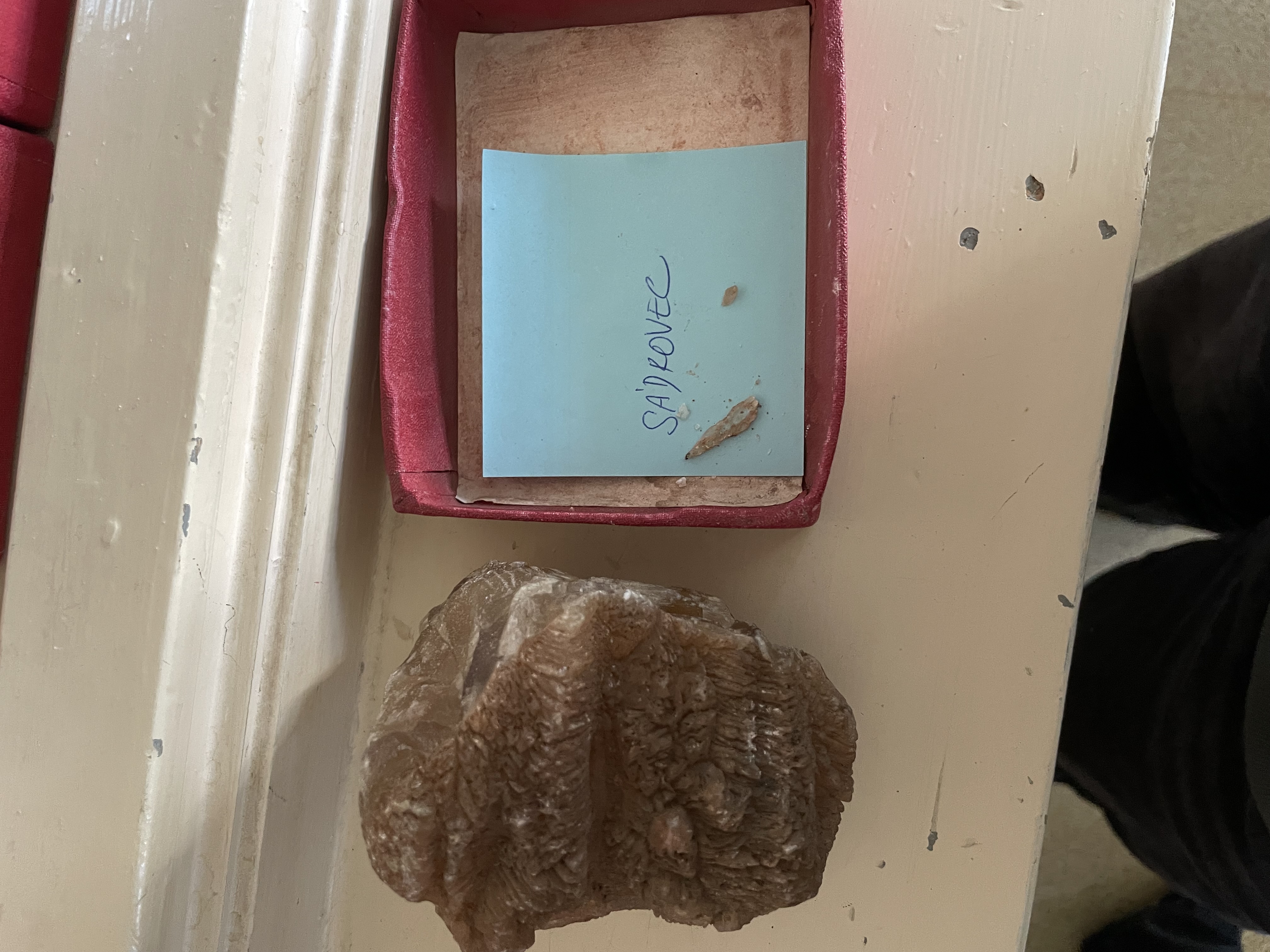 <p>sadrovec - CaSO4 × 2H2O - siran</p><p>nn</p>