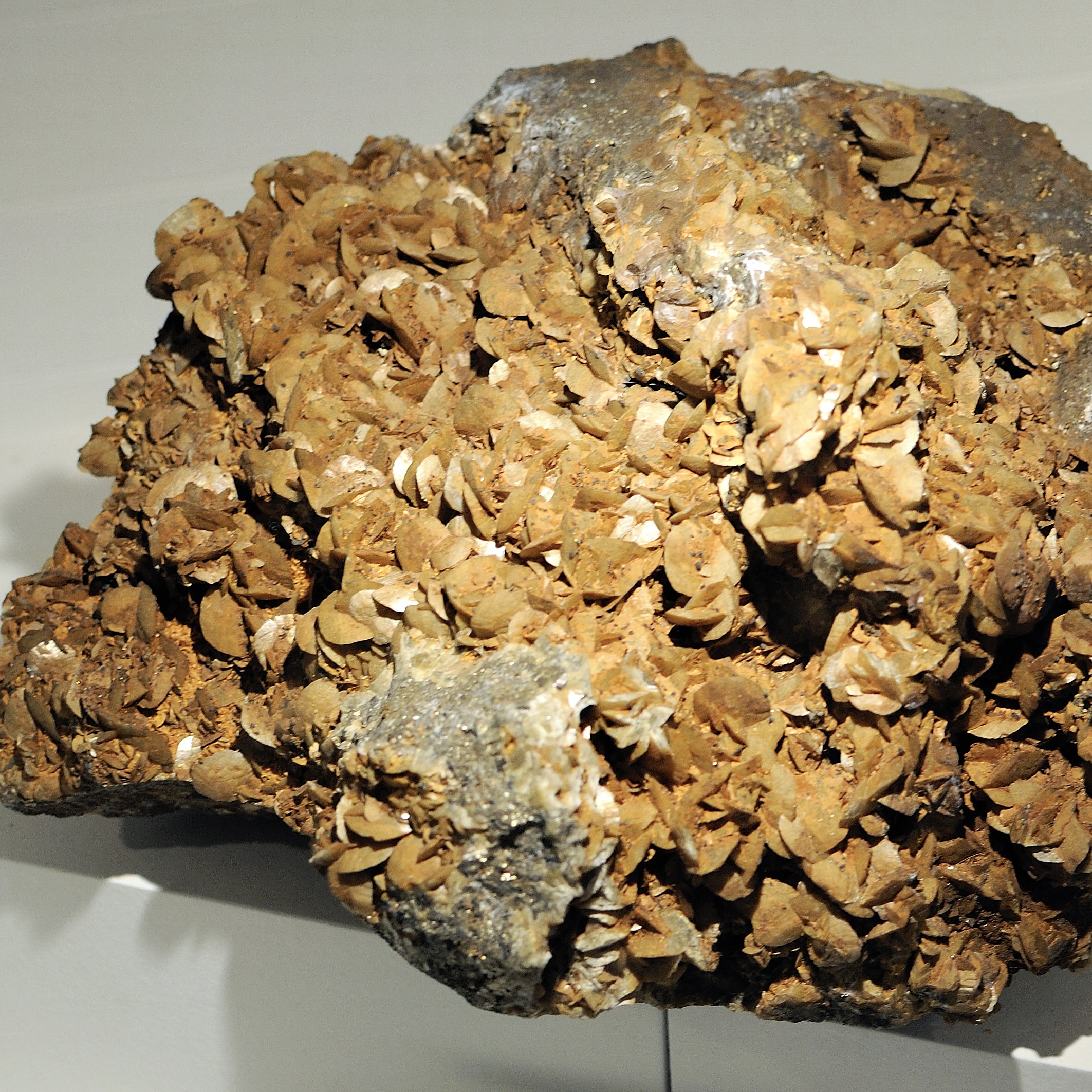<p>Quel est le minéral (carbonate) de couleur brun clair ou jaunâtre, qui contient du fer et sert de minerai de fer, plus fragile que l’hématite ?</p>