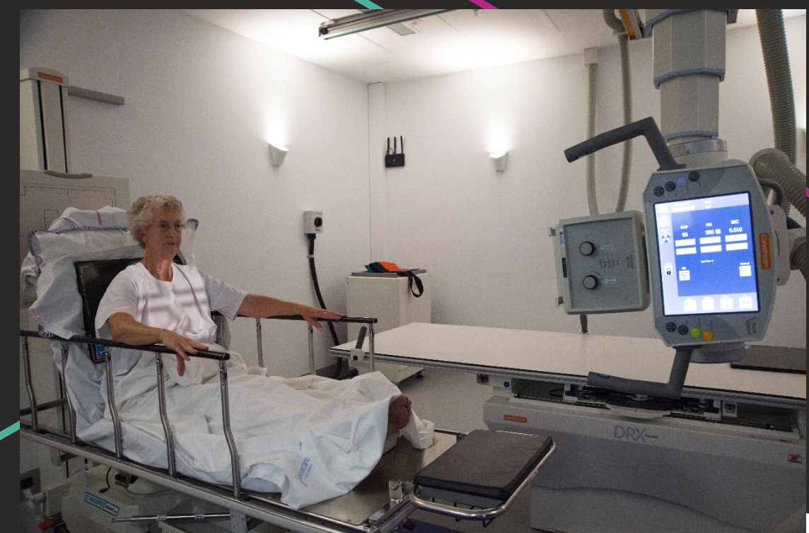 <ul><li><p>Sitting upright in bed or wheelchair.</p></li><li><p>Chin raised, arms to patient’s side (arms on bed rails is good, gets scapulae out of way), IR against patient’s back.</p></li><li><p>Bending at hinge point (hips).</p></li><li><p>Top Border C7.</p></li><li><p>10-15<span>° caudal (downwards angulation).</span></p></li><li><p><span>CENTRAL RAY at T7.</span></p></li></ul><p></p>