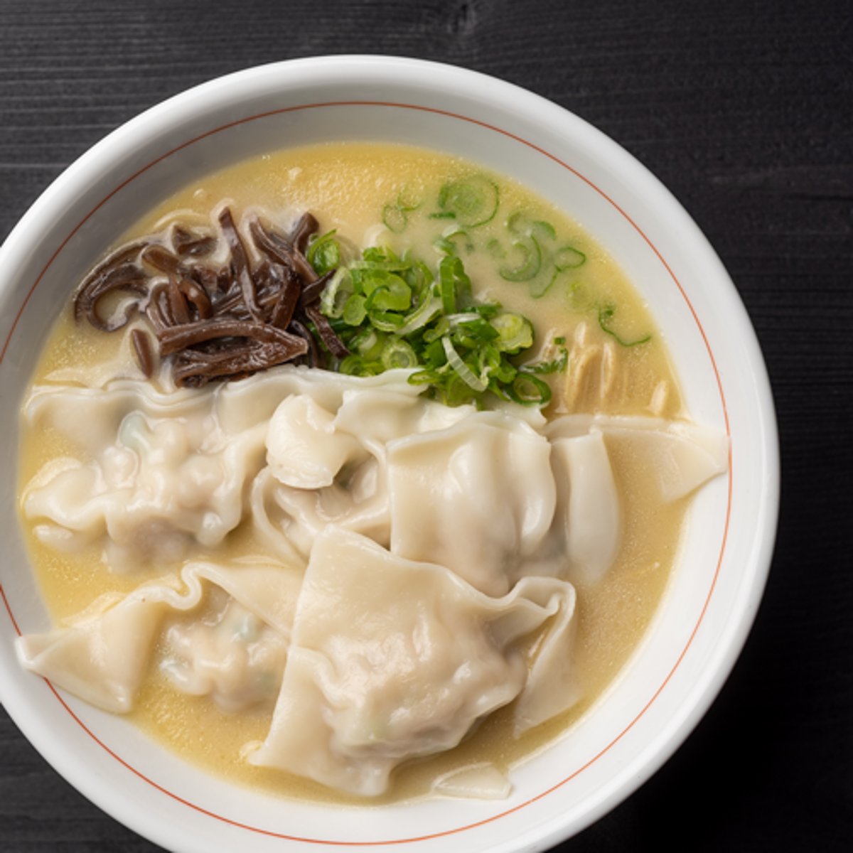 <p>Chicken broth, Chicken wontons, Spinach, Green onion, Thin noodles</p>
