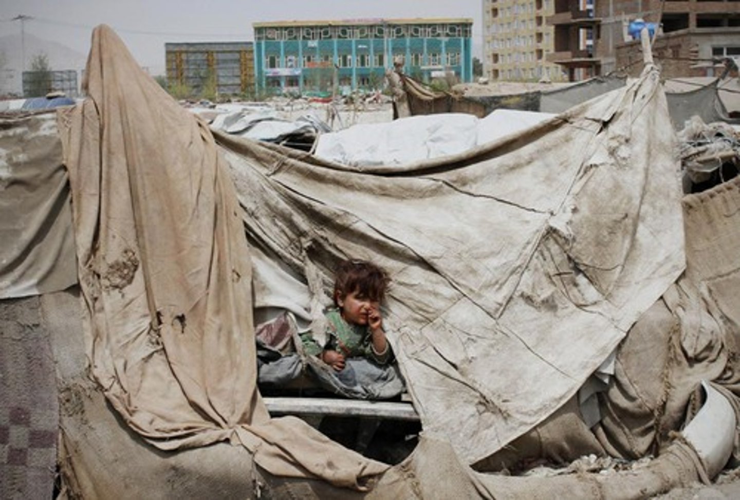 <p>cảnh ngộ (The plight of the refugees drew international attention.)</p>