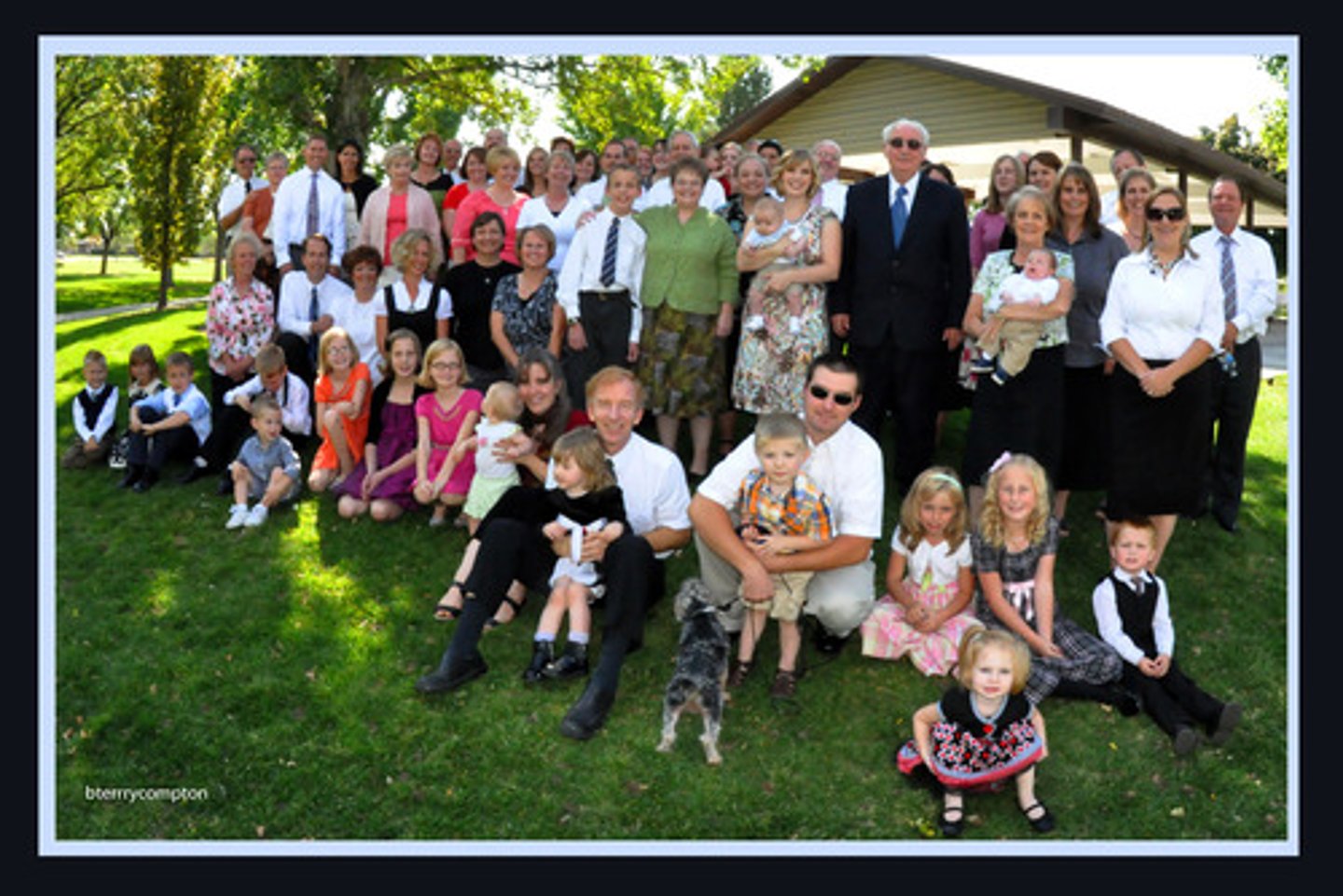 <p>nhiều thế hệ (trong một gia đình)</p>