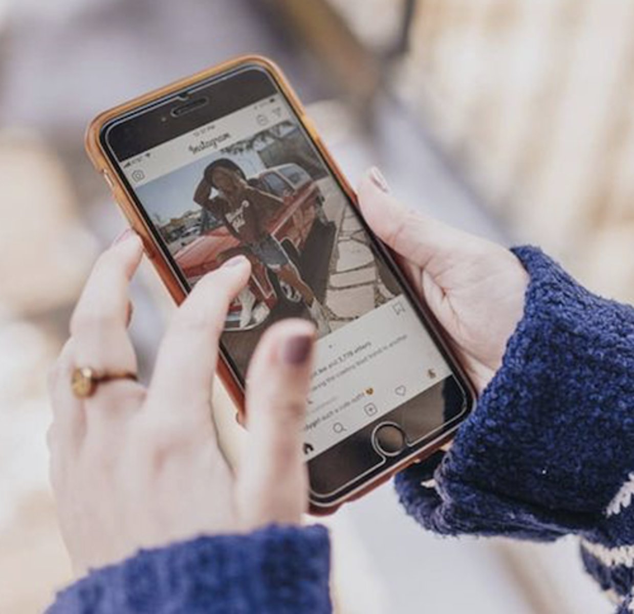 <p>lướt bảng tin</p>