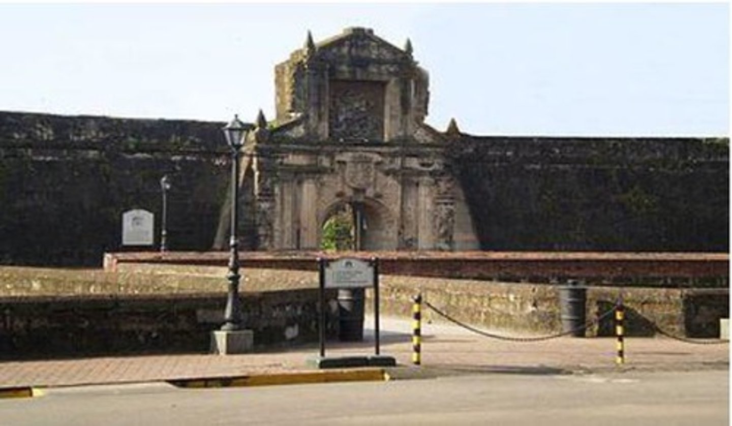 <p>Fort named after the patron saint of Spain, it was built at a sharp angle between a river and a bay, it formed a citadel.</p>