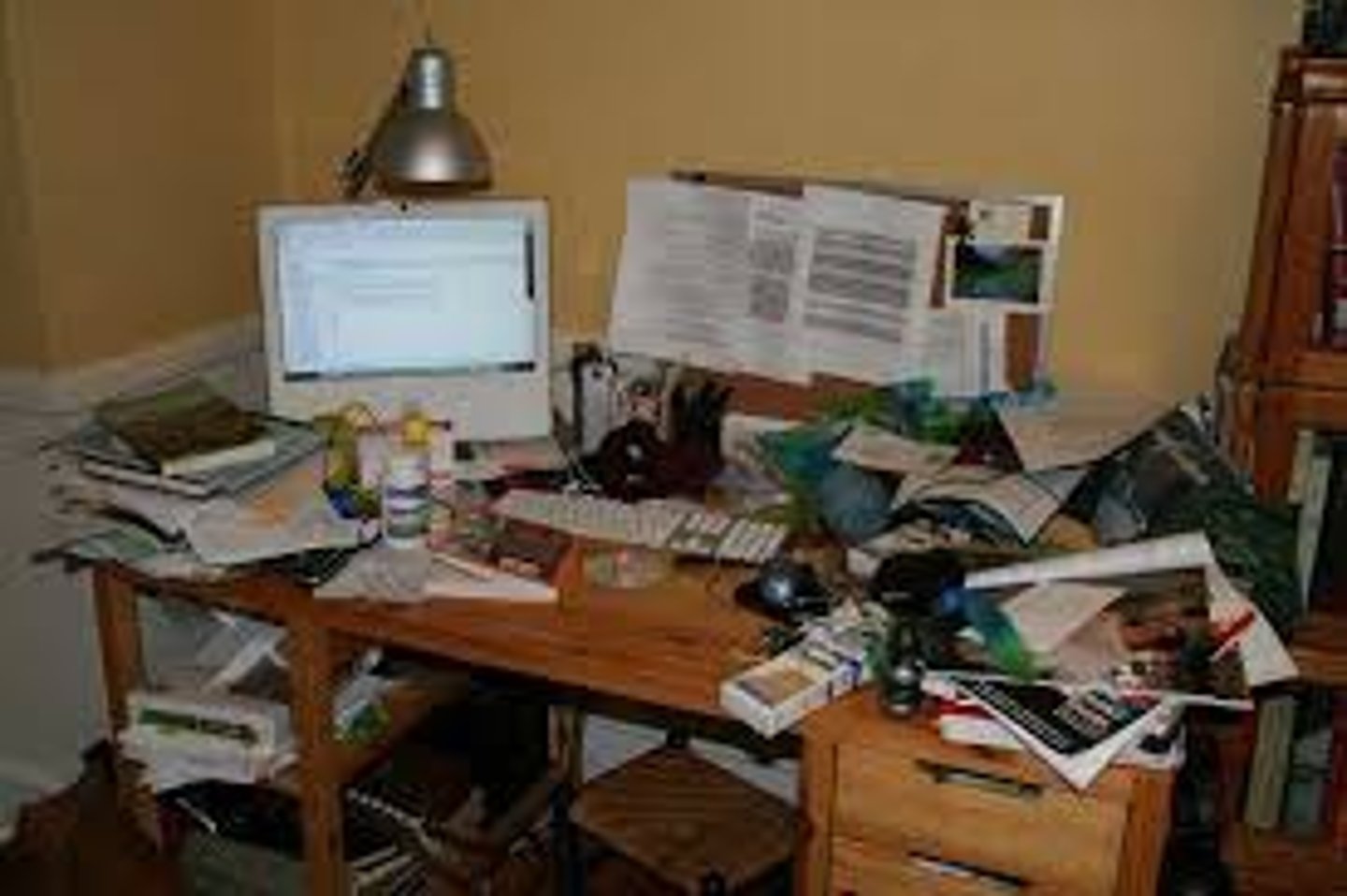 <p>disorganized, messy</p>