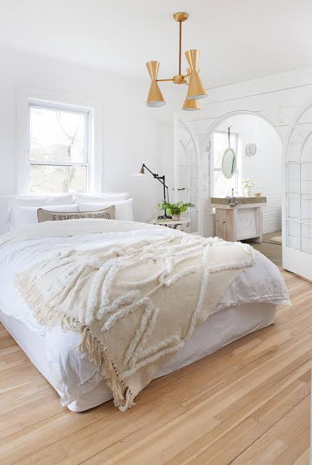 <p>Elle ne voit pas</p><p><span><span>Elle ne me voit pas nettoyer ma chambre.</span></span></p><p>Ne pass sounds like not passed like something didn’t pass through your vision</p>