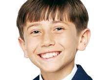 Son père est policier et il a un sifflet à roulettes.