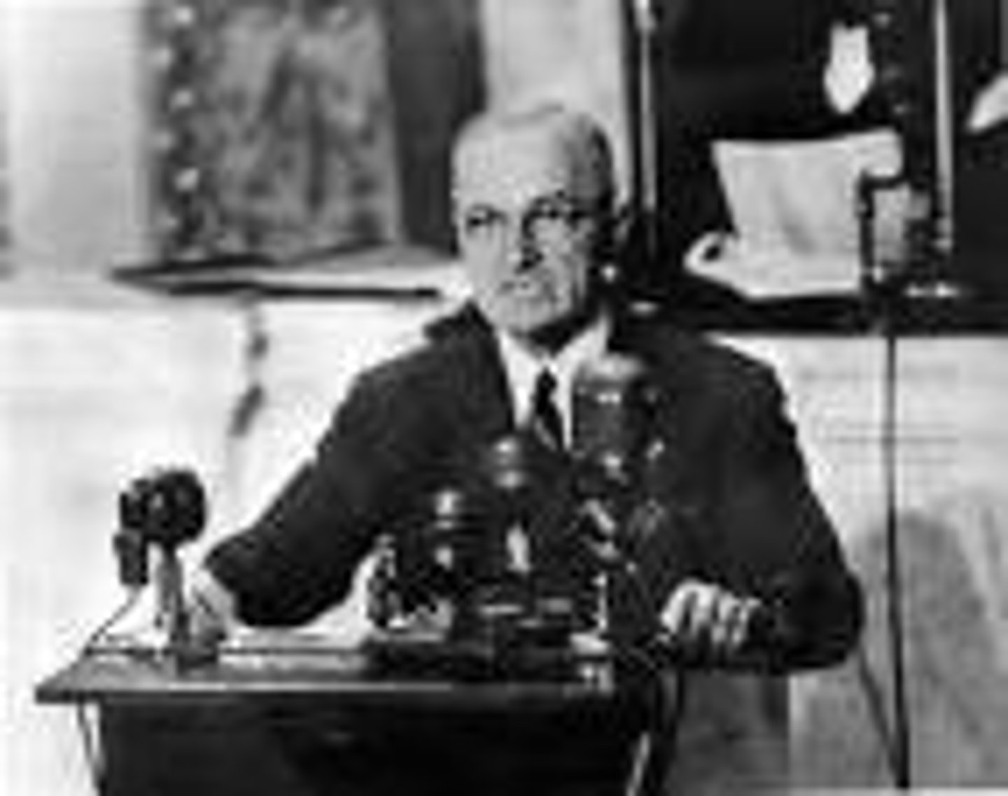 <p>1947, President Truman's policy of providing economic and military aid to any country threatened by communism or totalitarian ideology, mainly helped Greece and Turkey</p>