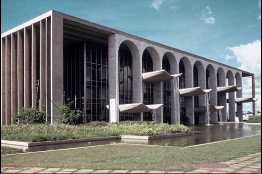 <p>This is the <strong>Ministry of Justice</strong> in Brasilia. The little fountains on the building’s facade are representative of the legal system and how they do not deliver brute justice but instead put themselves in an “offering position” in a gentle way; just like the water.</p>