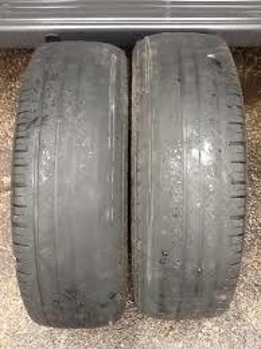 <p>lốp xe mòn (không còn rãnh lốp)</p>