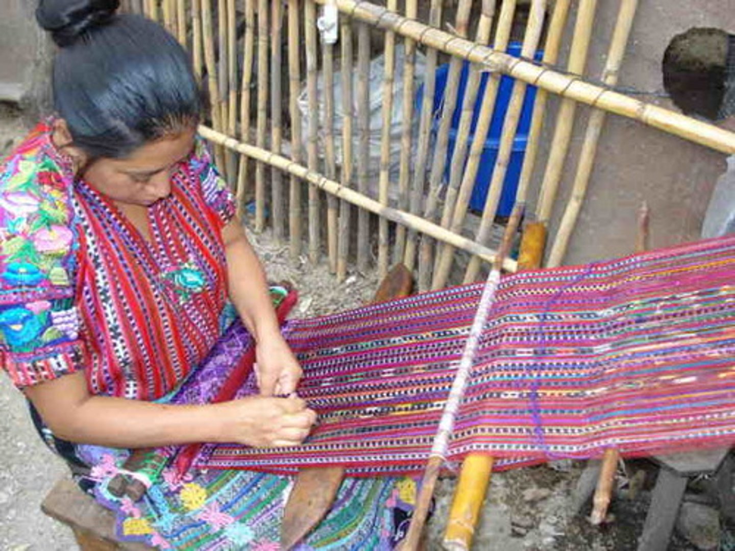 <p>tela, material hecho de entrelazar hilos, paño</p>