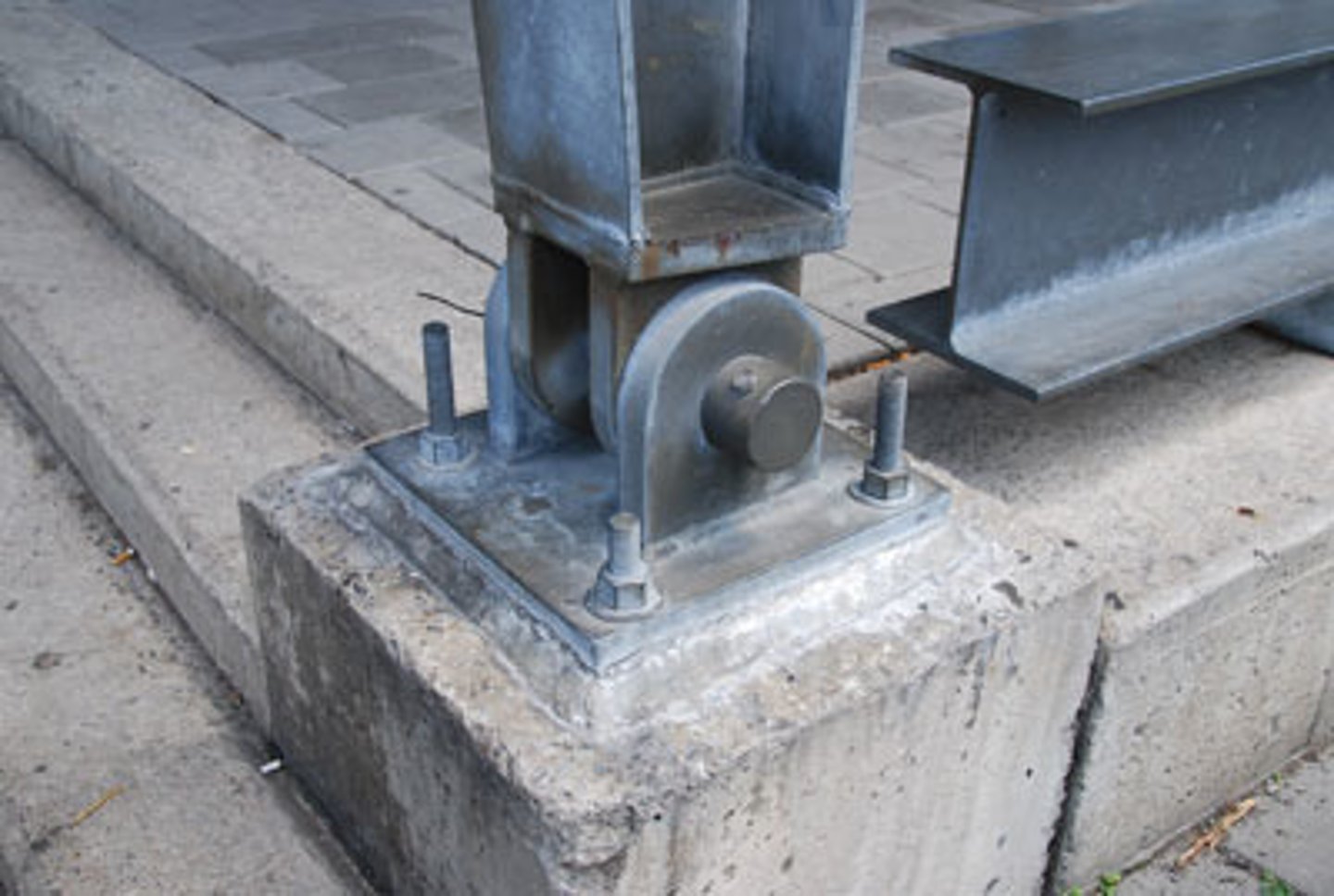 <p>a type of bolted structural steel connection that is able to freely rotate</p>