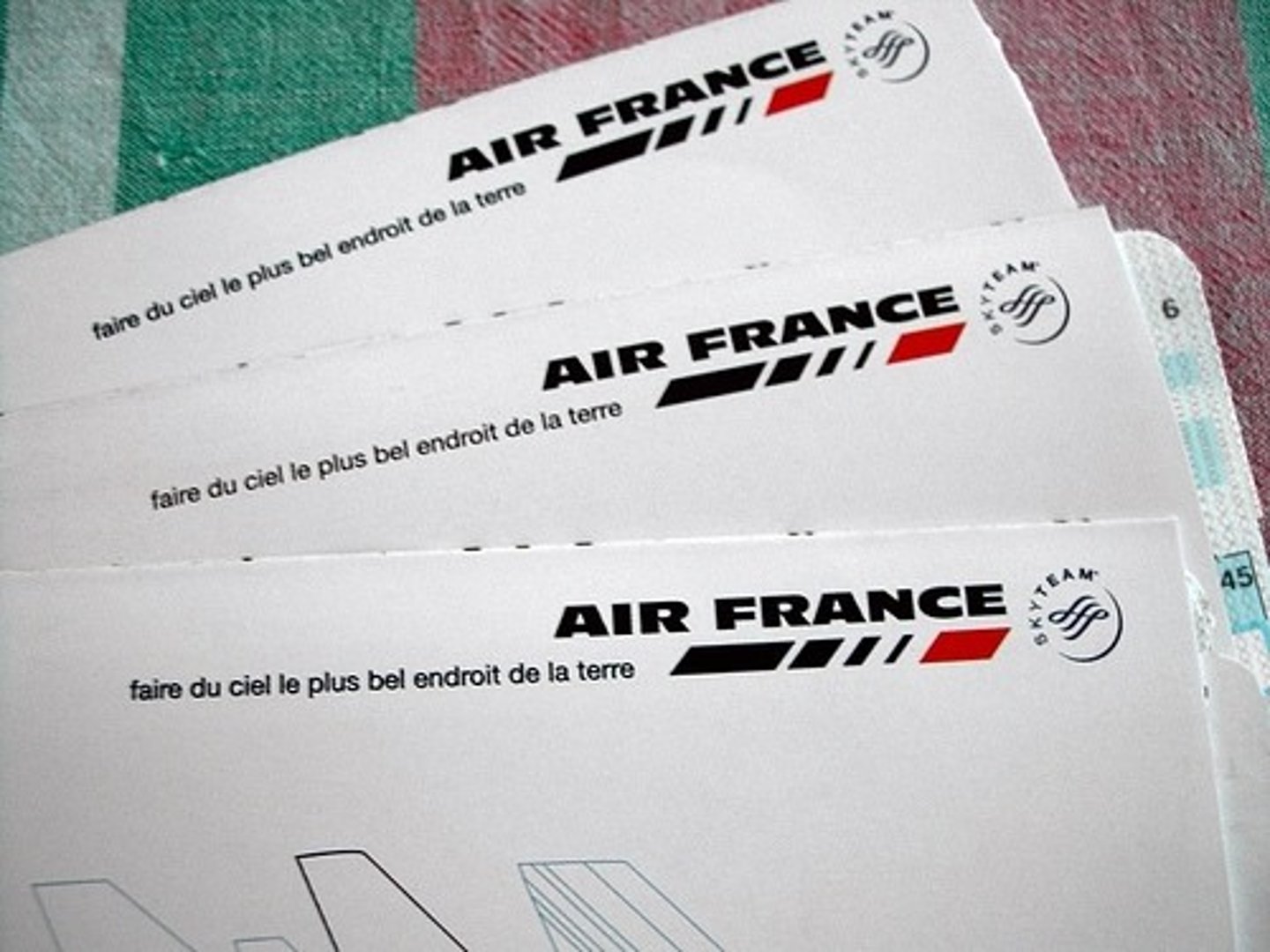 <p>a ticket (plane, train)</p>