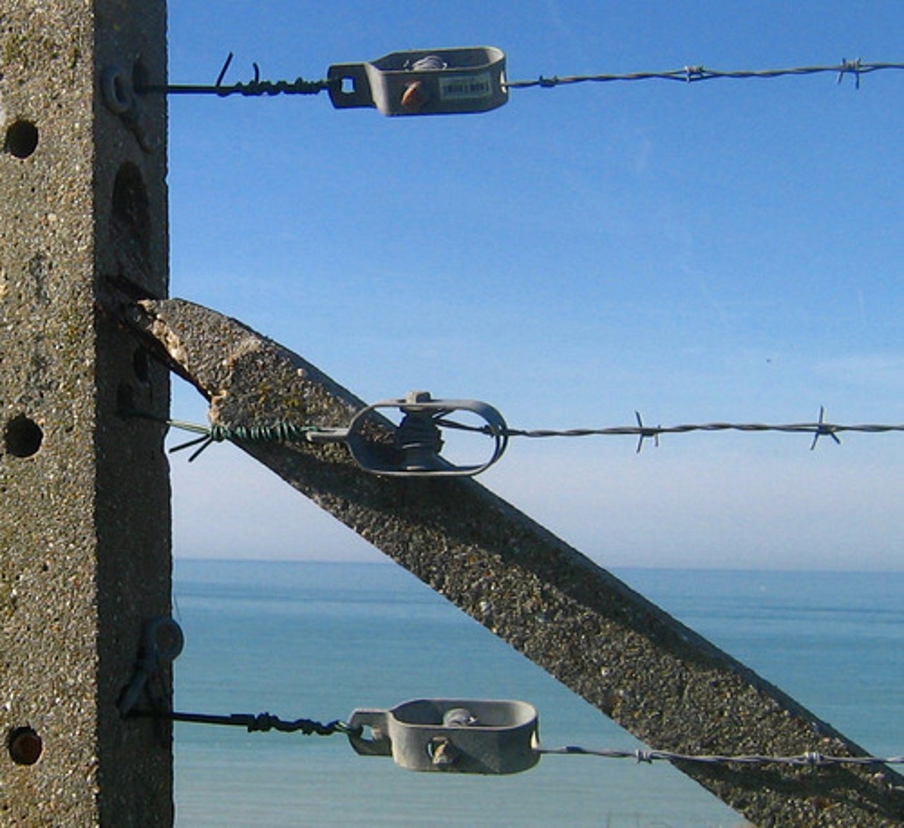 <p>to imprison</p>