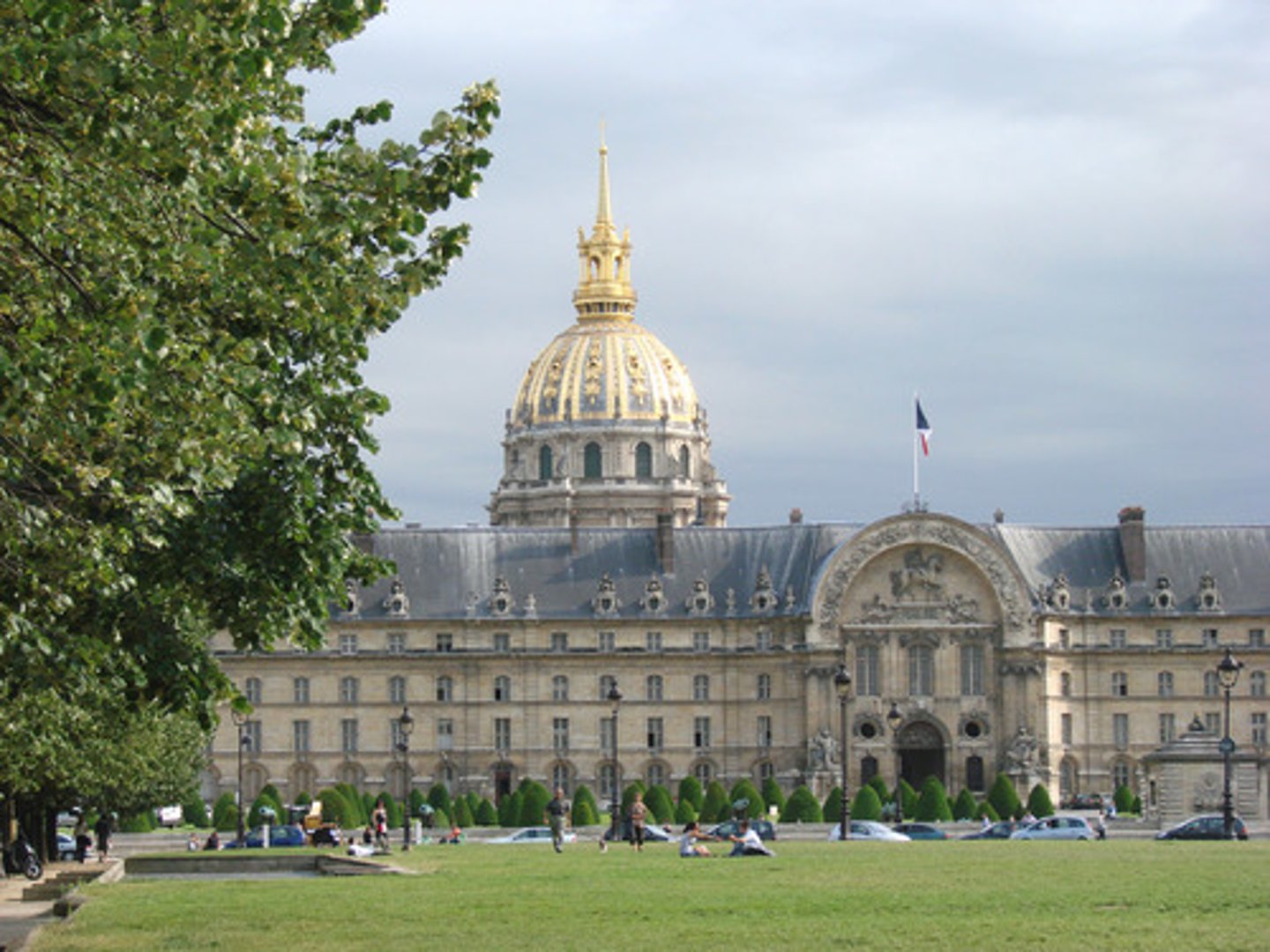 <p>un ancien hôpital militaire où Napoléon est enterré</p>