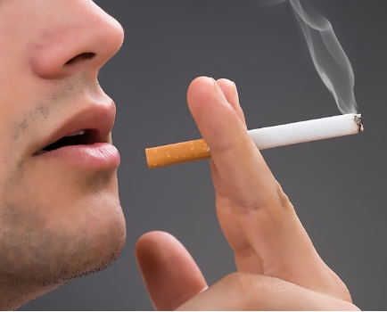<p>Tom <strong>smokes</strong> a lot. He can’t live without cigarettes.</p><p><span>|sməʊk|</span></p><p>Курить</p>