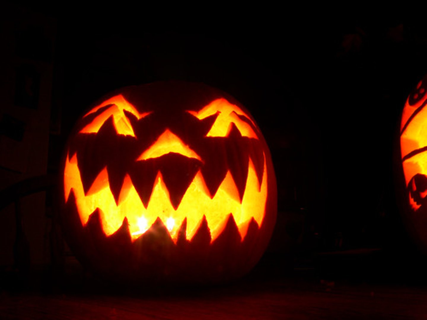 <p>(n): đèn lồng</p>