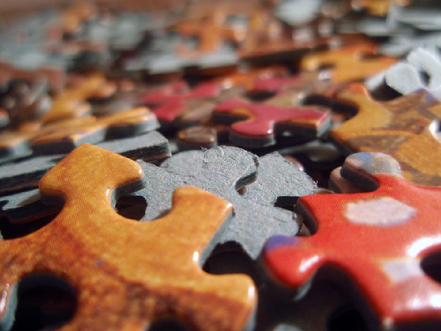 <p>a puzzle; a mystery N. 수수께끼, 불가사의한 것이나 사람</p>