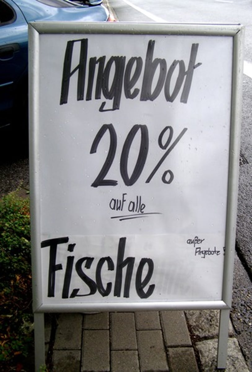<p>discount, rebate</p>