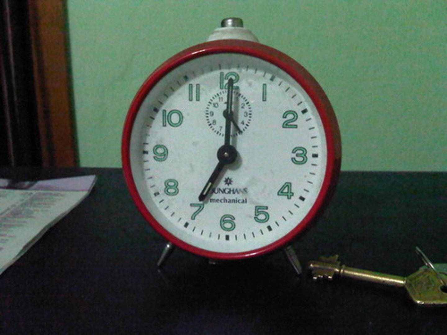 <p>Son las siete de la mañana en punto.</p>