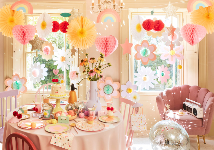 <p>Décrivez l'ambiance générale de la fête par rapport aux décorations.</p>