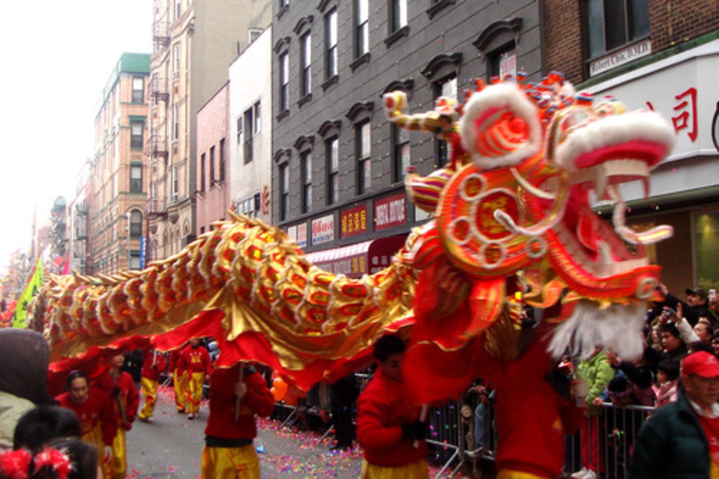 <p>Es la fiesta tradicional más importante del año calendario chino. Las celebraciones comienzan el primer día del primer mes lunar y terminan el día quince.</p>